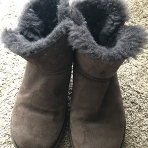 Chocolate brown Bailey button short uggs
